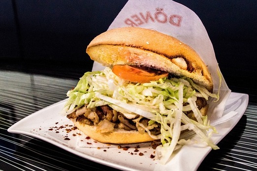 Kebap mit Fleisch, Salat und Sauce frisch zubereitet und serviert