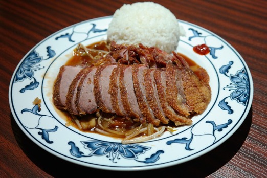 Asiatisches Gericht mit Reis und Fleisch, frisch zubereitet und appetitlich serviert